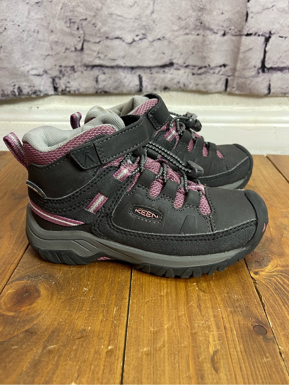 Keen girls size 10 targhee water proof hiking boots black and purple